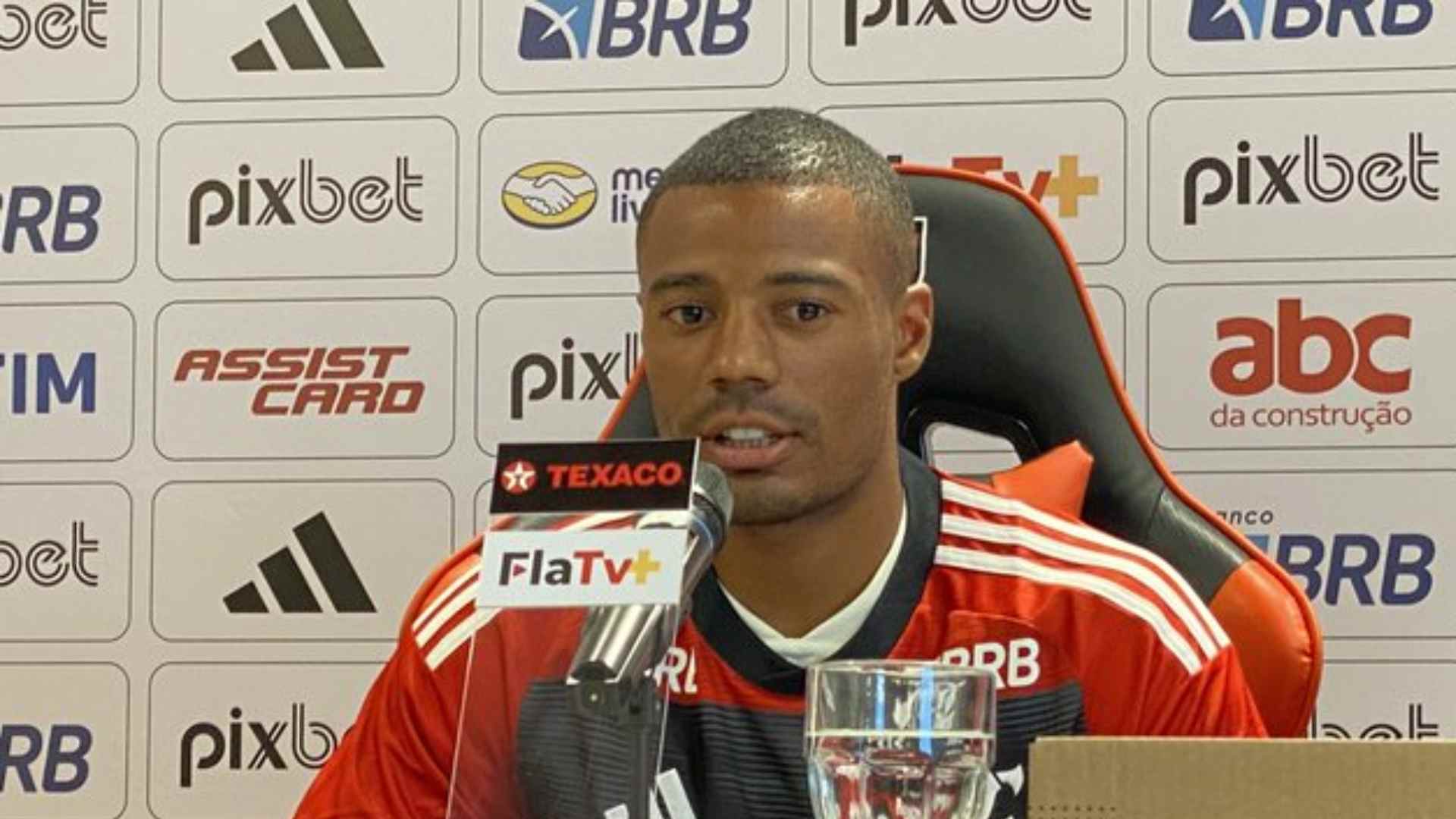 DE LA CRUZ É APRESENTADO NO FLAMENGO E DESTACA O ORGULHO DE VESTIR O MANTO RUBRO-NEGRO